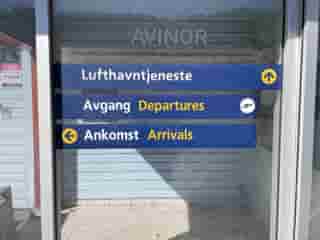 Schild am Flughafen Narvik Framnes