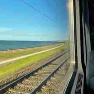 Aussicht auf die Küste und Windräder