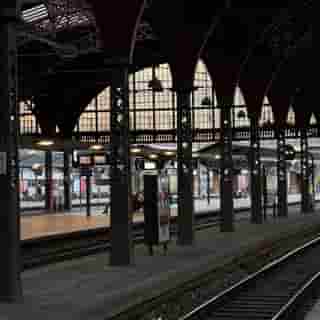 Historischer Bahnhof Kopenhagen mit imposanter Stahlarchitektur