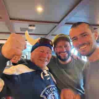 Feiernde Fans an Bord