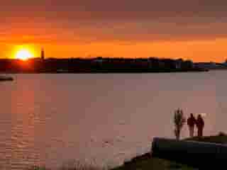 Abendstimmung mit Silhouetten