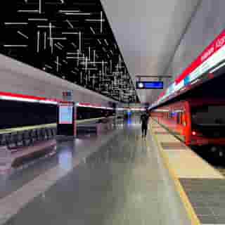 Moderne U-Bahnstation mit rotem Zug