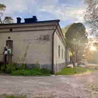 Authentisches Saunagebäude am Wasser