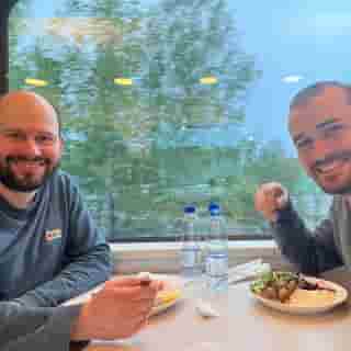 Speisewagen mit zwei Gästen bei Köttbullar