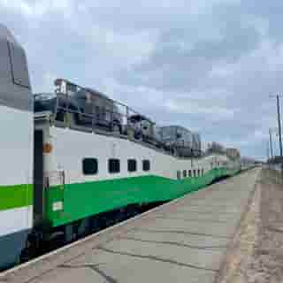 Autotransportwagen des Zuges nach Kolari