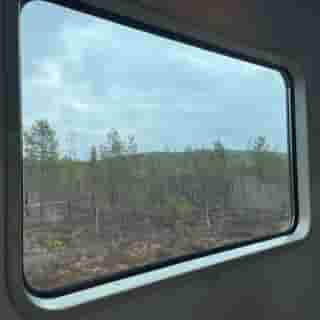 Blick aus dem Fenster des Speisewagens