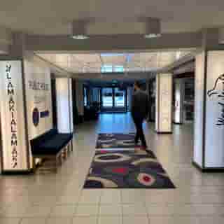 Mann in der Shoppingmall von Äkäslompolo