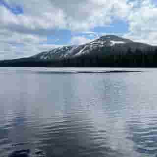 See mit Berg im Hintergrund