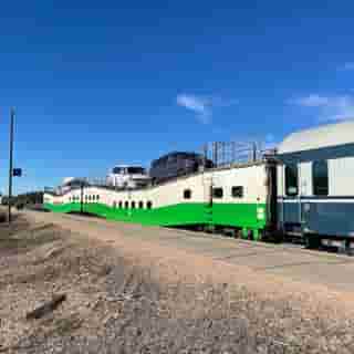 Autotransportwagen im Bahnhof Kolari