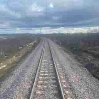 Blick auf die Gleise aus dem Norrland Intercity