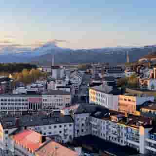 Die Mitternachtssonne scheint auf die Häuser von Narvik