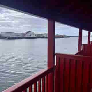 Roter Balkon mit Hafenblick