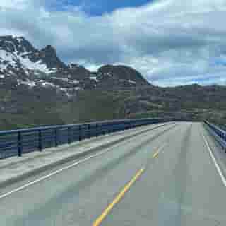 Brücke zwischen Fels und Fjord