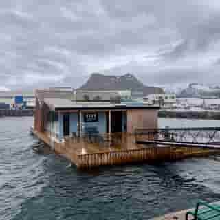 Schwimmende Sauna im Hafen von Svolvær