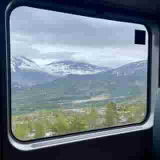 Fahrt durch arktische Gebirgslandschaft