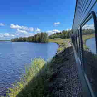 Zugkurve an Seeufer auf der Mittbanan