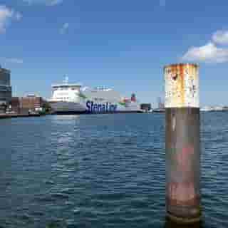 Die Stena-Germanica-Fähre liegt bei sonnigem Wetter am Anleger in Kiel.