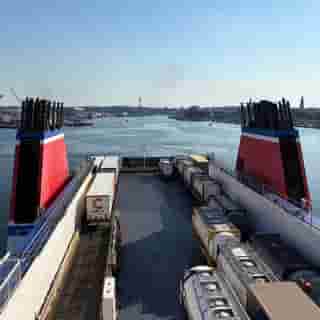 Blick vom Deck der Fähre zurück auf die Kieler Förde während der Ausfahrt.