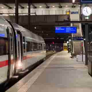 ICE am frühen Morgen am Bahnhof Basel SBB vor der Abfahrt Richtung Hamburg.