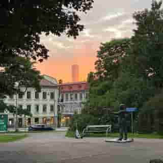 Der Stadtteil Haga bei Abendsonne, im Hintergrund ragt der Karlatornet über den Bäumen auf.