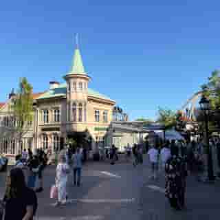 Eine belebte Gasse mit Geschäften und Verpflegungsmöglichkeiten im Freizeitpark Liseberg.