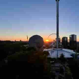 Sonnenuntergang über Liseberg mit Riesenrad, AtmosFear-Turm und den Gothia Towers in Göteborg.