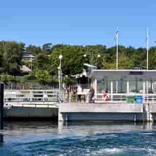 Ein Bettsofa wird am Anleger von Styrsö vom Schiff getragen.