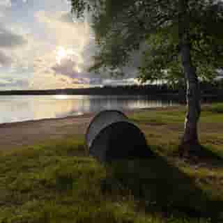 Zelt am Ufer des Vasarajärvi in der Abendsonne.