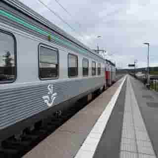 SJ-Zug am Bahnsteig in Boden vor der Weiterfahrt nach Gällivare.