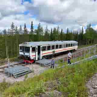 Ein Triebwagen der Inlandsbanan am Polarkreis.