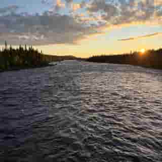Der Fluss Piteälven am Abend mit untergehender Sonne.