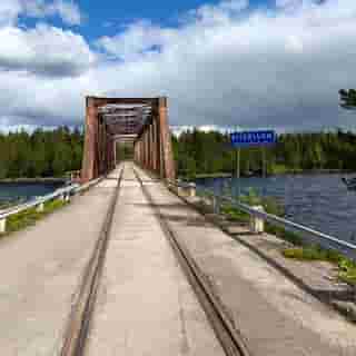 Die Piteälvsbron führt über den breiten Piteälven.