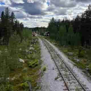 Die Station Piteälvsbron liegt einsam zwischen Wald und Brücke.
