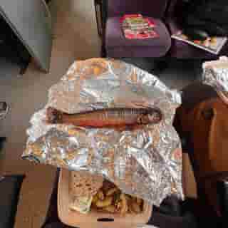 Geräucherter Saibling mit Kartoffeln als Mittagessen im Zug.