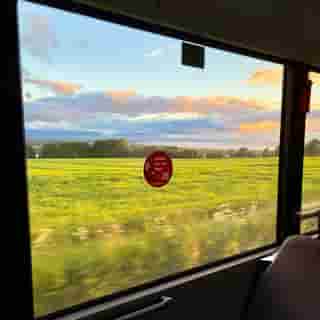 Blick aus dem Bus auf Frösö, den Storsjön und die Berge des Oviksfjällen.