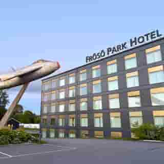 Unser Hotel auf Frösön mit den abgestellten Kampfjets auf der Wiese vor dem Gebäude.