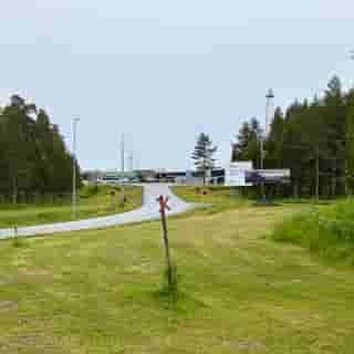 Der Flughafen Östersund liegt mitten im Wald; die Rollbahn ist fast leer, nur ein abgestelltes Flugzeug ist zu sehen.