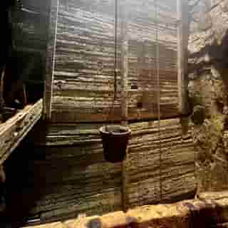 Historischer Förderkessel in einem Schacht der Falun-Mine.