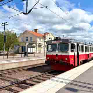 Zug der Inlandsbanan am sonnigen Endbahnhof Mora.