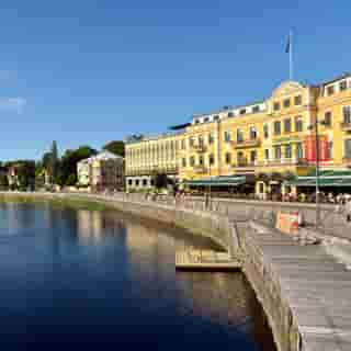 Abendlicht über Karlstad mit Bootsstegen am Vänern.