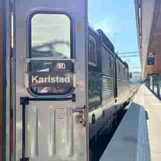 Regionalzug rollt in der Abendsonne Richtung Karlstad.