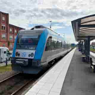 Der kleine Dieselzug der Kinnekullebanan wartet am Bahnsteig.