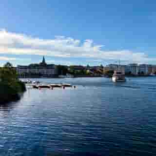Blick vom Luma Areal auf das Wasser und Södermalm.