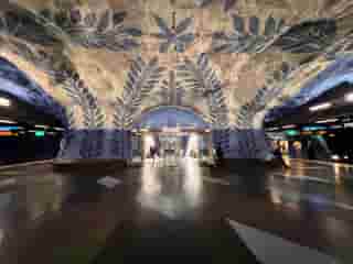 Blau-weiße Felsmalereien in der U-Bahn-Station T-Centralen.