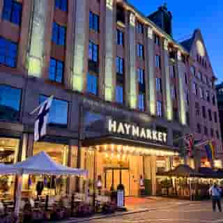 Das Art-déco-Hotel «Haymarket» leuchtet am Abend am Hötorget.