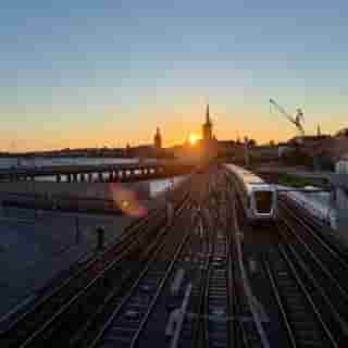 Sonnenuntergang taucht Stockholms Altstadt Gamla Stan in warmes Licht.