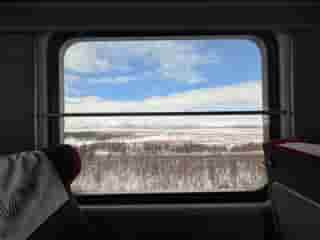 Blick aus dem Fenster auf verschneite Landschaften