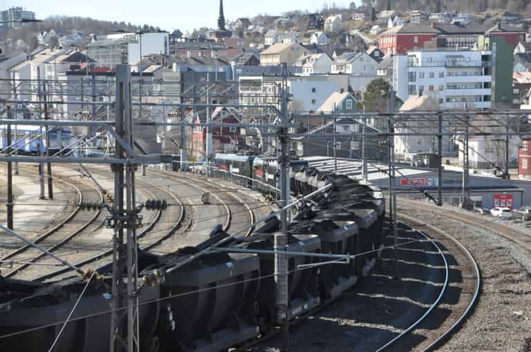 Blick auf einen Zug mit Eisenerz in Narvik