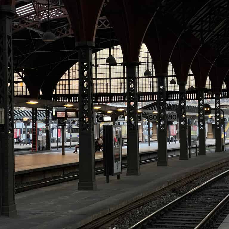 Historischer Bahnhof Kopenhagen mit imposanter Stahlarchitektur