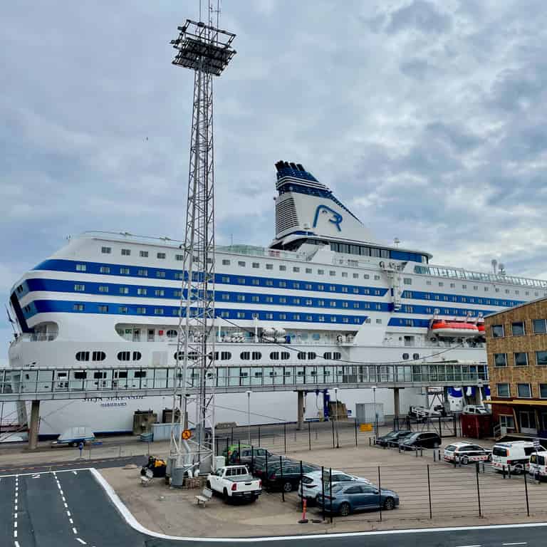 Silja Serenade im Hafen von Helsinki